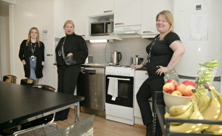 Kolme naista seisoo keittiössä