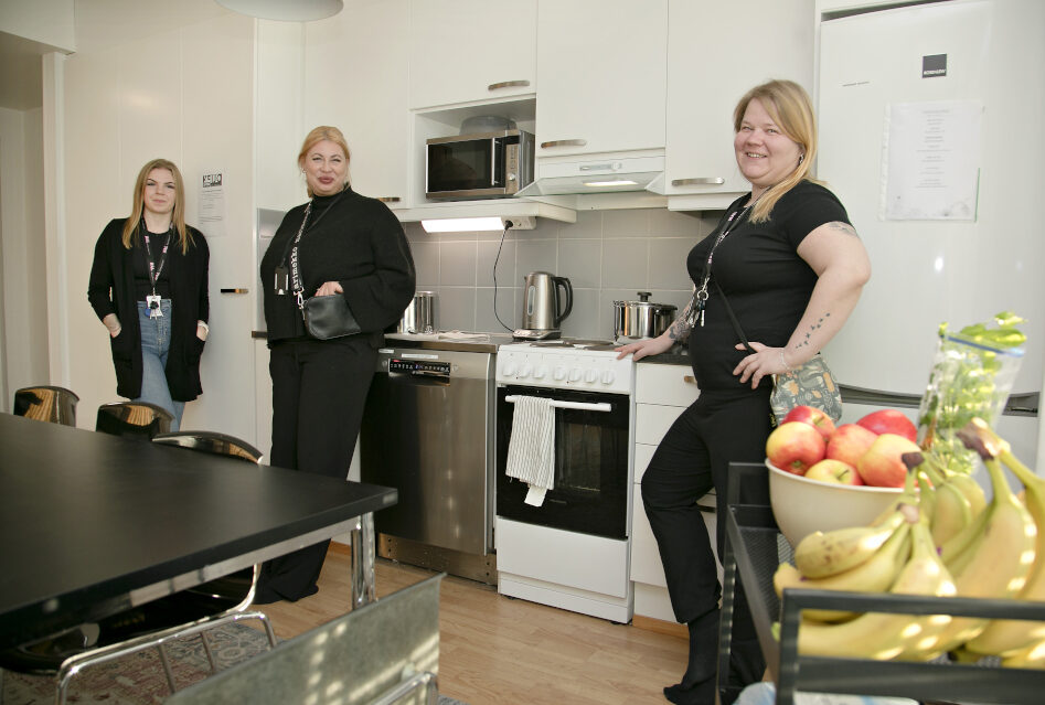 Kolme naista seisoo keittiössä