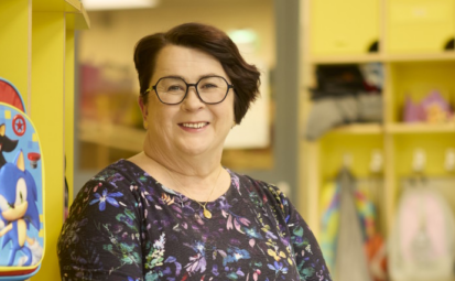 Silmälasipäinen nainen päiväkodin eteisessä