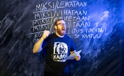 Mies huutaa käsi pystyssä