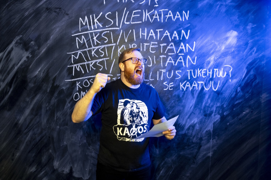 Mies huutaa käsi pystyssä