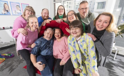 Ryhmä ihmisiä seinän edessä Hivpoint