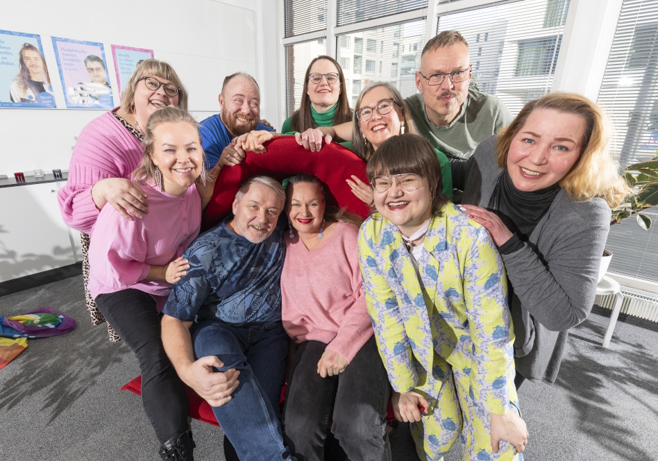 Ryhmä ihmisiä seinän edessä Hivpoint