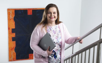 Pitkähiuksinen nainen portaikossa