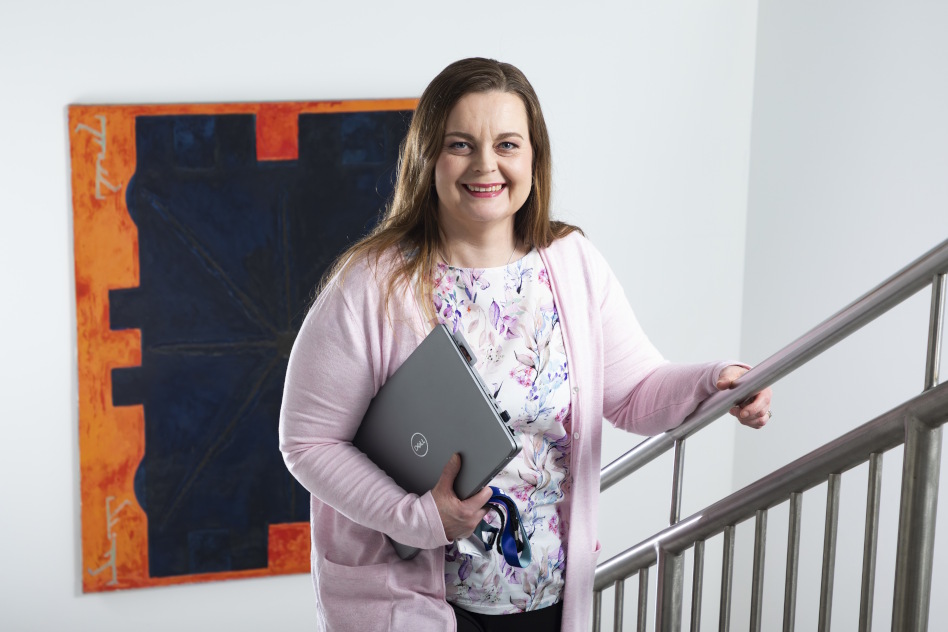 Pitkähiuksinen nainen portaikossa