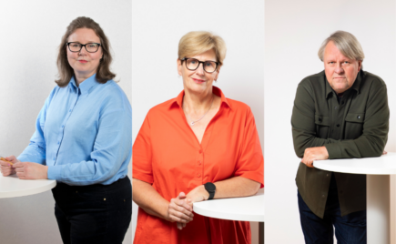 Kaksi naista ja yksi mies seisovat vierekkäin