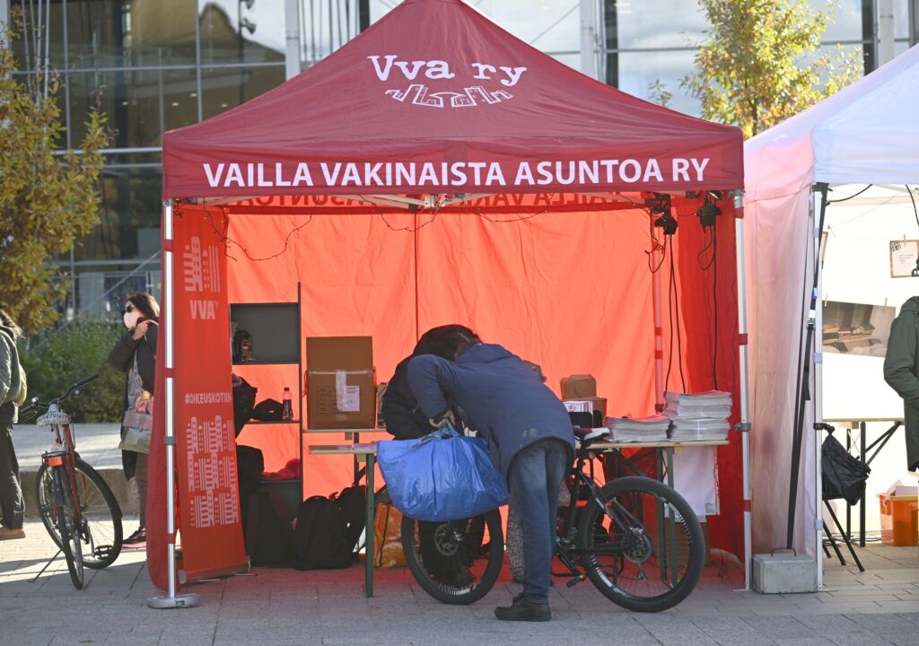 Vailla vakinaista asuntoa ry:n punainen tellta