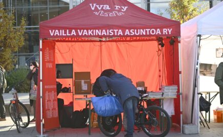 Vailla vakinaista asuntoa ry:n punainen tellta