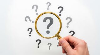 Kysymysmerkkejä joiden keskellä suurennuslasi