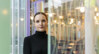 Nuori nainen tummassa puserossa