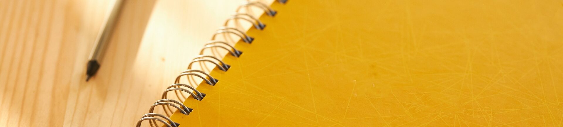 Keltainen lehtiö ja kynä