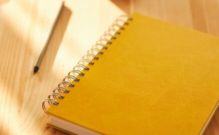 Keltainen lehtiö ja kynä