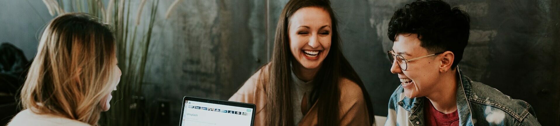 Ihmisiä pöydän äärellä