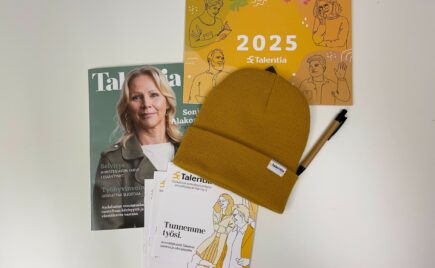 Talentian työpaikkapaketti, jossa Talentia-lehti, Talentian seinäkalenteri, keltainen pipo, Talentian jäsenetuesitteitä ja kynä.