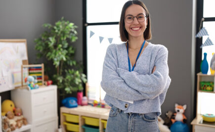 Kuvassa on varhaiskasvatuksen työntekijä