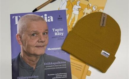 Talentian työpaikkapaketti, joka sisältää Talentia-lehden, keltaisen pipon, esitetelineen ja kynän.