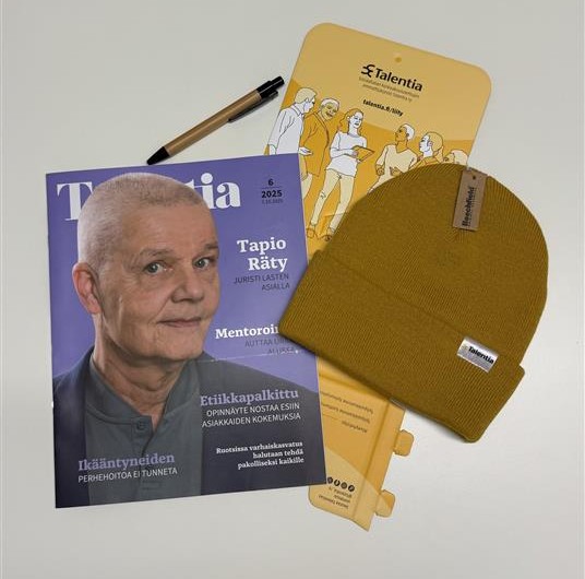 Talentian työpaikkapaketti, joka sisältää Talentia-lehden, keltaisen pipon, esitetelineen ja kynän.