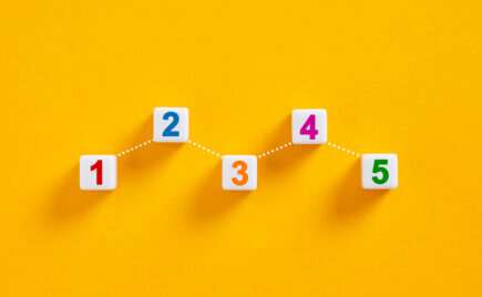 Numerot yhdestä viiteen oranssilla taustalla