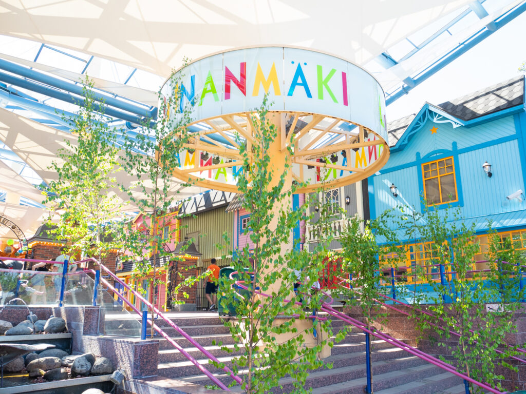 Linnanmäen sisäänkäynti ja juhannuskoivut