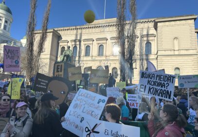 Joukko mielenosoittajia kyltit kädessä