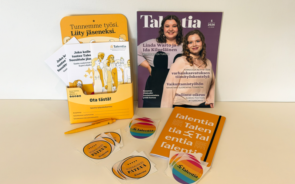 Kuvassa Talentian työpaikkapaketin sisältö: keltasävyinen esiteteline jossa Talentian esitteitä, Talentia-lehti, kynä ja Talentia-vihko sekä pyöreitä tarroja, joissa toisessa teksti Talentia ja toisessa Sosiaalisesti pätevä.