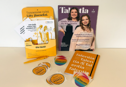 Kuvassa Talentian työpaikkapaketin sisältö: keltasävyinen esiteteline jossa Talentian esitteitä, Talentia-lehti, kynä ja Talentia-vihko sekä pyöreitä tarroja, joissa toisessa teksti Talentia ja toisessa Sosiaalisesti pätevä.