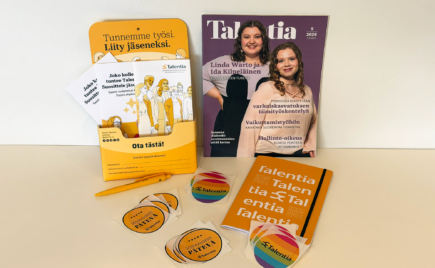 Kuvassa Talentian työpaikkapaketin sisältö: keltasävyinen esiteteline jossa Talentian esitteitä, Talentia-lehti, kynä ja Talentia-vihko sekä pyöreitä tarroja, joissa toisessa teksti Talentia ja toisessa Sosiaalisesti pätevä.