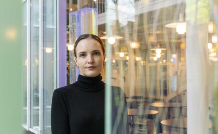 Nuori nainen tummassa puserossa