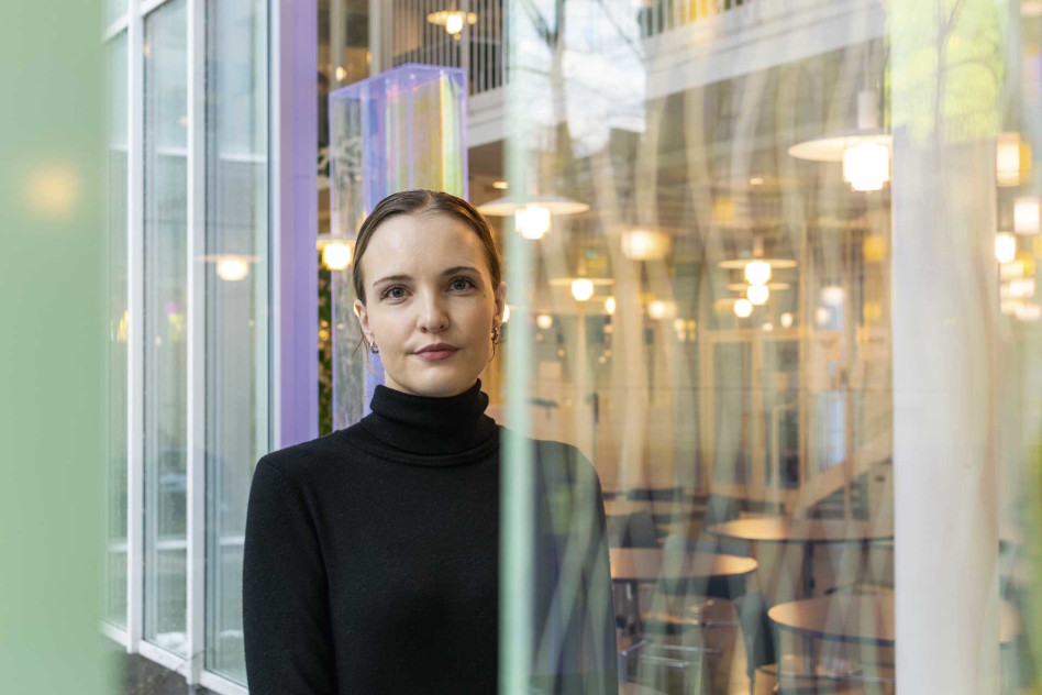 Nuori nainen tummassa puserossa