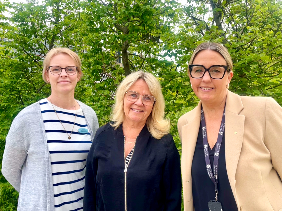 Kolme naista vierekkäin puistossa